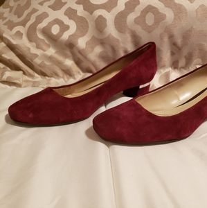Naturalizer size 5.5 wine suede heel